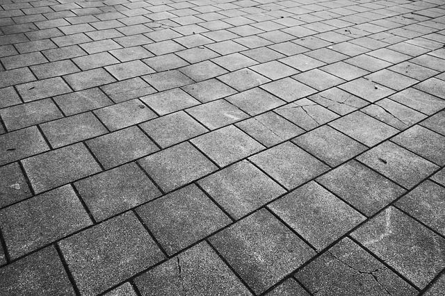 Jak zadbać o przestrzeń miejską? Ozdobne płyty betonowe chodnikowe